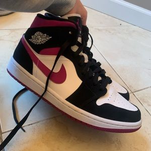 MAGENTA WOMENS AIR JORDAN 1s (MID, sz 9)